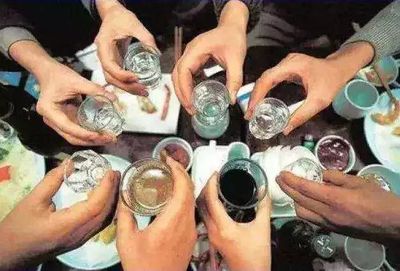 日飲半斤白酒，小伙竟現“女兒身”？揭秘酒精與激素的致命關聯